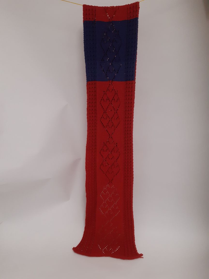 Handgestrickter Strickschal in rot mit Überlänge aus Merinowolle